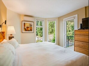 Iron/ironing board, free WiFi, bed sheets - Mountain View 2BR: Pool, Hottub, Ski Storage, Games Room, 5 mins to Village (Whistler)