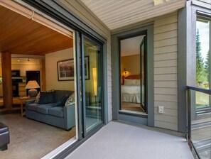 Iron/ironing board, free WiFi, bed sheets - Mountain View 2BR: Pool, Hottub, Ski Storage, Games Room, 5 mins to Village (Whistler)