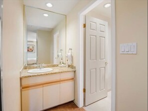 Hair dryer, towels - Mountain View 2BR: Pool, Hottub, Ski Storage, Games Room, 5 mins to Village (Whistler)