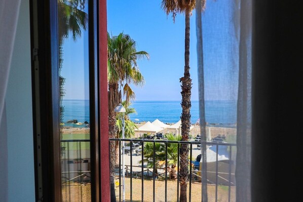 Interior - Dimora Burrafato, known by locals as “La Casa Rossa”, is a historic summer residence once owned by Princess Pignatelli, located directly on the seafront of Caronia. The property consists of three independent units, each with a private entrance, a bal (Marina di Caronia)