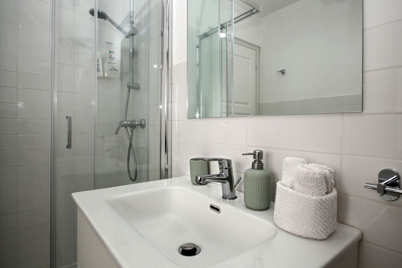 Shower, bidet, towels, soap