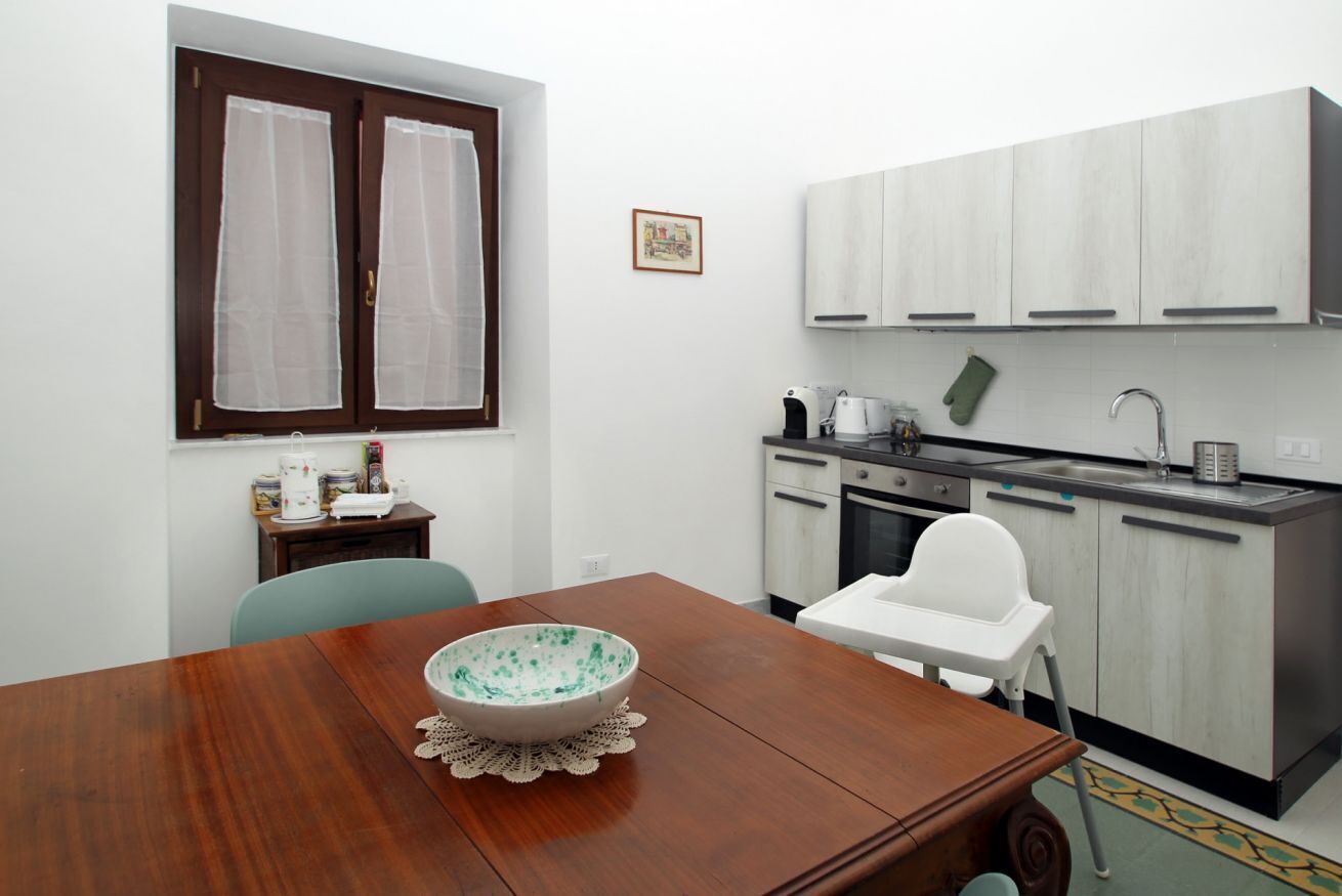 Frigorifero, forno, bollitore elettrico, seggiolone