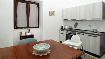 Frigorifero, forno, bollitore elettrico, seggiolone