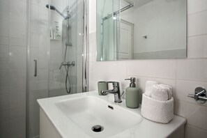 Shower, bidet, towels, soap - Dimora Burrafato, known by locals as “La Casa Rossa”, is a historic summer residence once owned by Princess Pignatelli, located directly on the seafront of Caronia. The property consists of three independent units, each with a private entrance, a bal (Marina di Caronia)