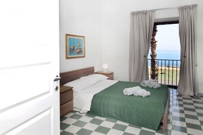 1 bedroom, iron/ironing board, travel crib, free WiFi - Dimora Burrafato, known by locals as “La Casa Rossa”, is a historic summer residence once owned by Princess Pignatelli, located directly on the seafront of Caronia. The property consists of three independent units, each with a private entrance, a bal (Marina di Caronia)