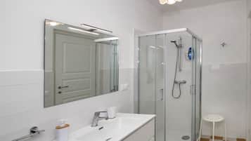 Doccia, asciugacapelli, bidet, asciugamani