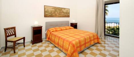 1 habitación, tabla de planchar con plancha y cuna de viaje