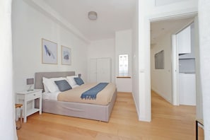 2 bedrooms, desk, iron/ironing board - Delightful flat near San Giovanni (Roma)