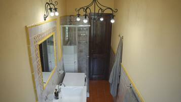 Doccia, asciugacapelli, bidet, asciugamani
