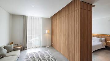 Suite | Desk, iron/ironing board, free WiFi