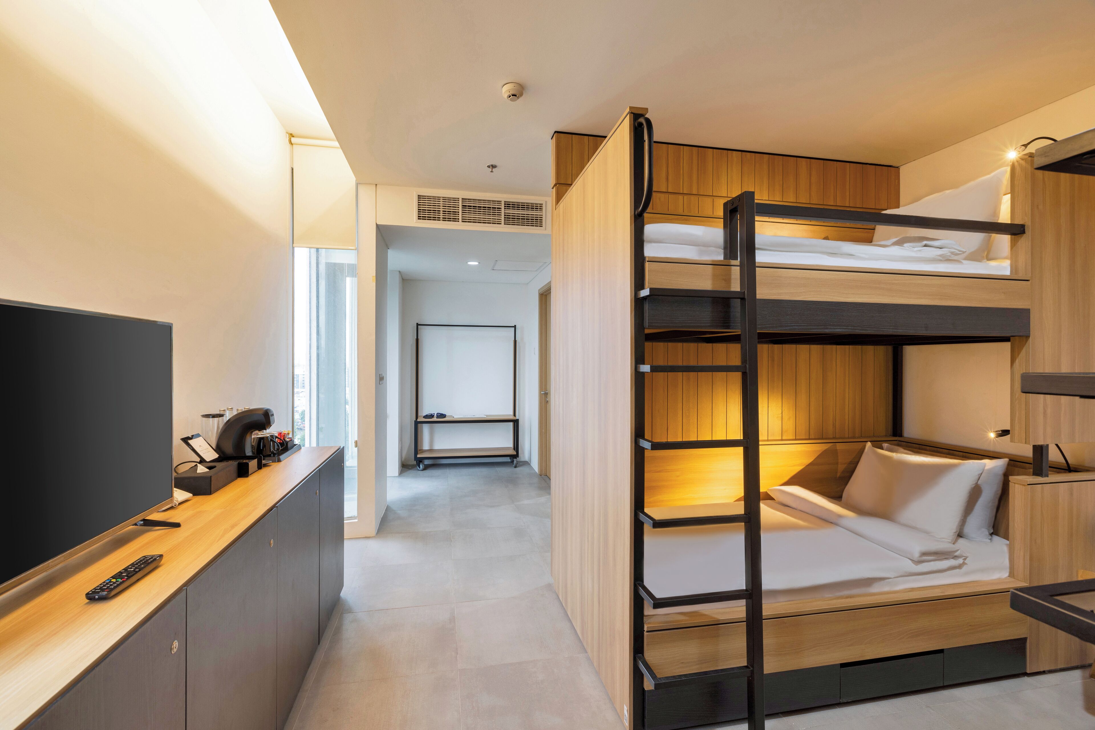 Family Room | Desk, free WiFi