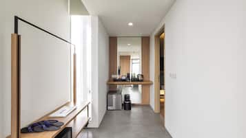 Executive Suite | Desk, free WiFi