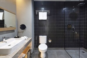 Shower, hair dryer, slippers, towels - Paviliun Raden Saleh, ARTOTEL Curated (Jakarta)