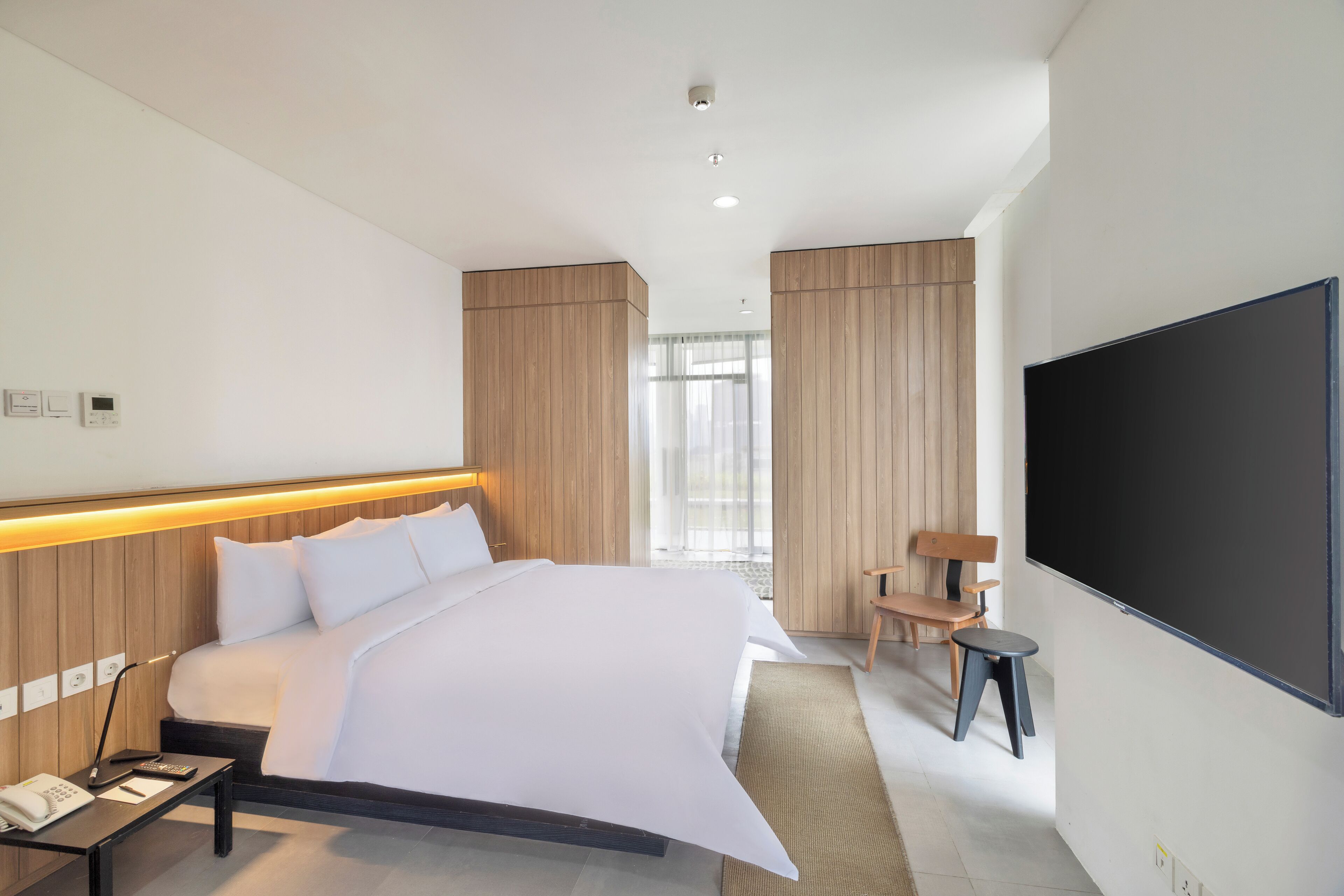 Executive Suite | Desk, free WiFi