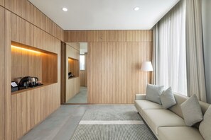 Desk, free WiFi - Paviliun Raden Saleh ARTOTEL Curated (Jakarta)