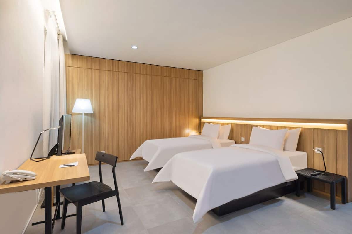 Suite | Desk, iron/ironing board, free WiFi