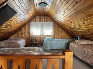 3 bedrooms, free WiFi, bed sheets - New for 2026! Thomas Pond Cottage with Sandy Beach, Firepit & Lake Views (Raymond)