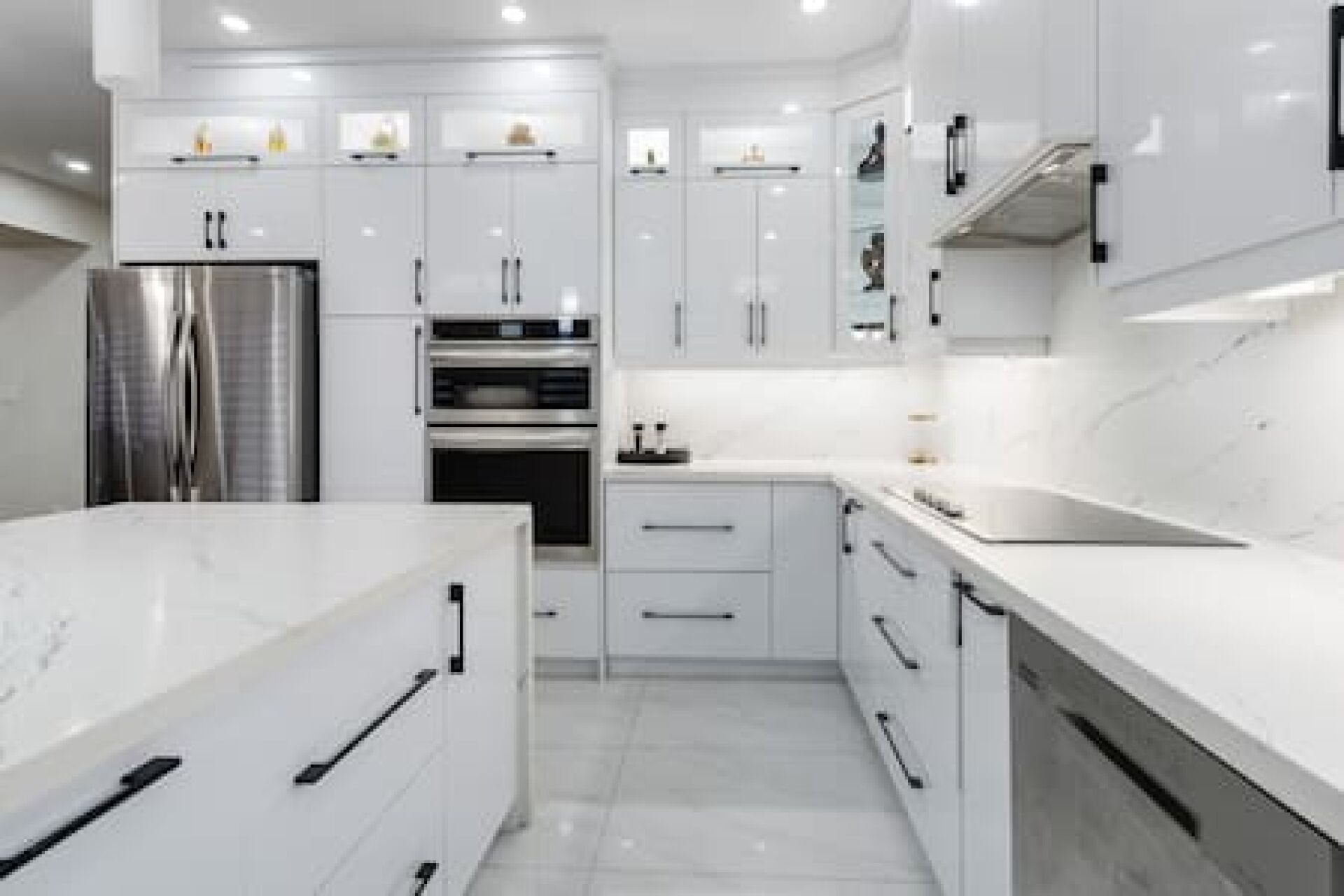 Een microgolfoven, een oven, een kookplaat, een vaatwasser