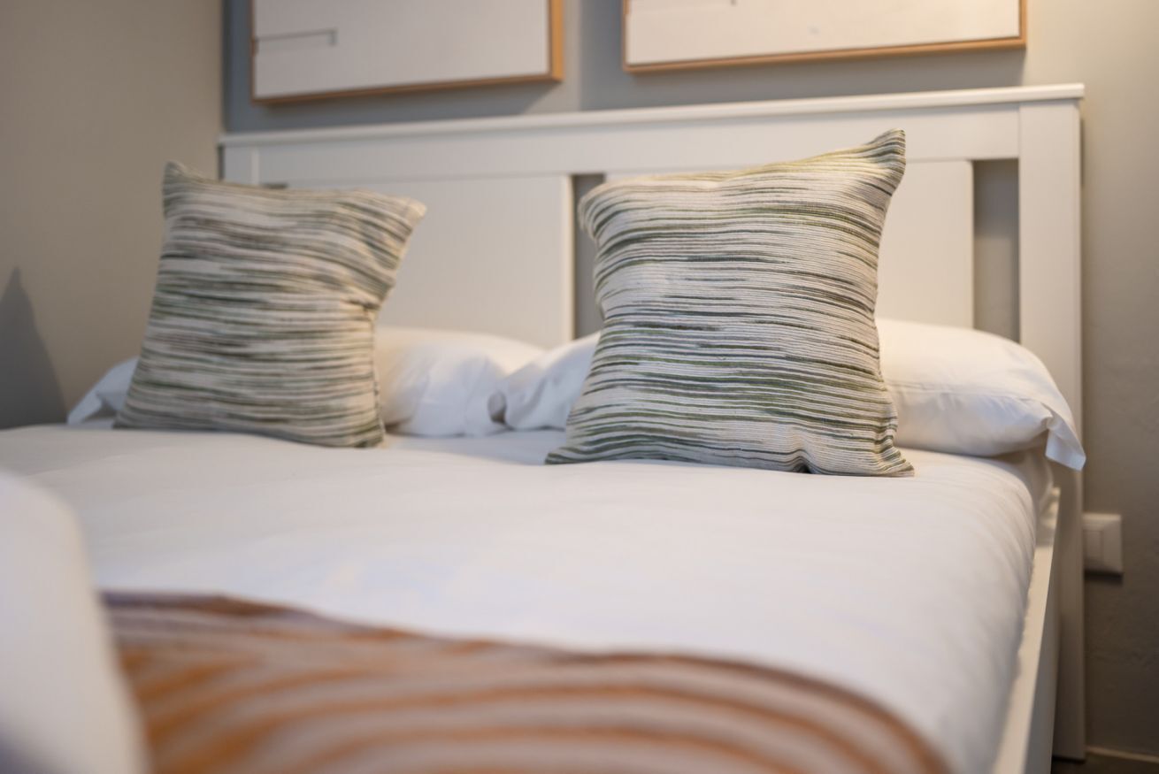 1 dormitorio, tabla de planchar con plancha, wifi