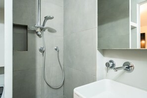 Douche, articles de toilette (gratuits), bidet, serviettes fournies