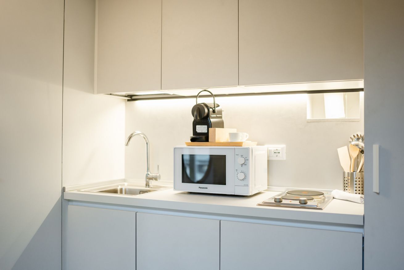 Fridge, microwave, stovetop, cookware/dishes/utensils