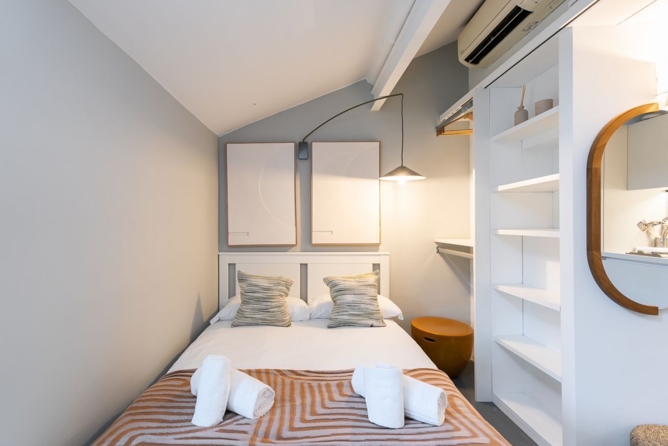 1 dormitori, planxa i posts de planxar i wifi 
