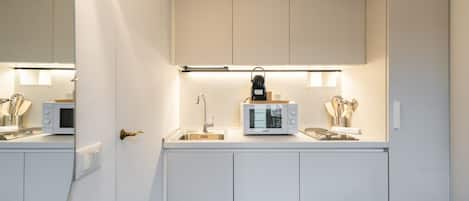 冷蔵庫、電子レンジ、コンロ、調理器具と食器
