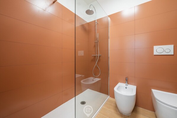 A modern bathroom with a glass shower enclosure, a bidet, and a toilet. - Cami’s Corner - Heart of Cagliari (Cagliari)