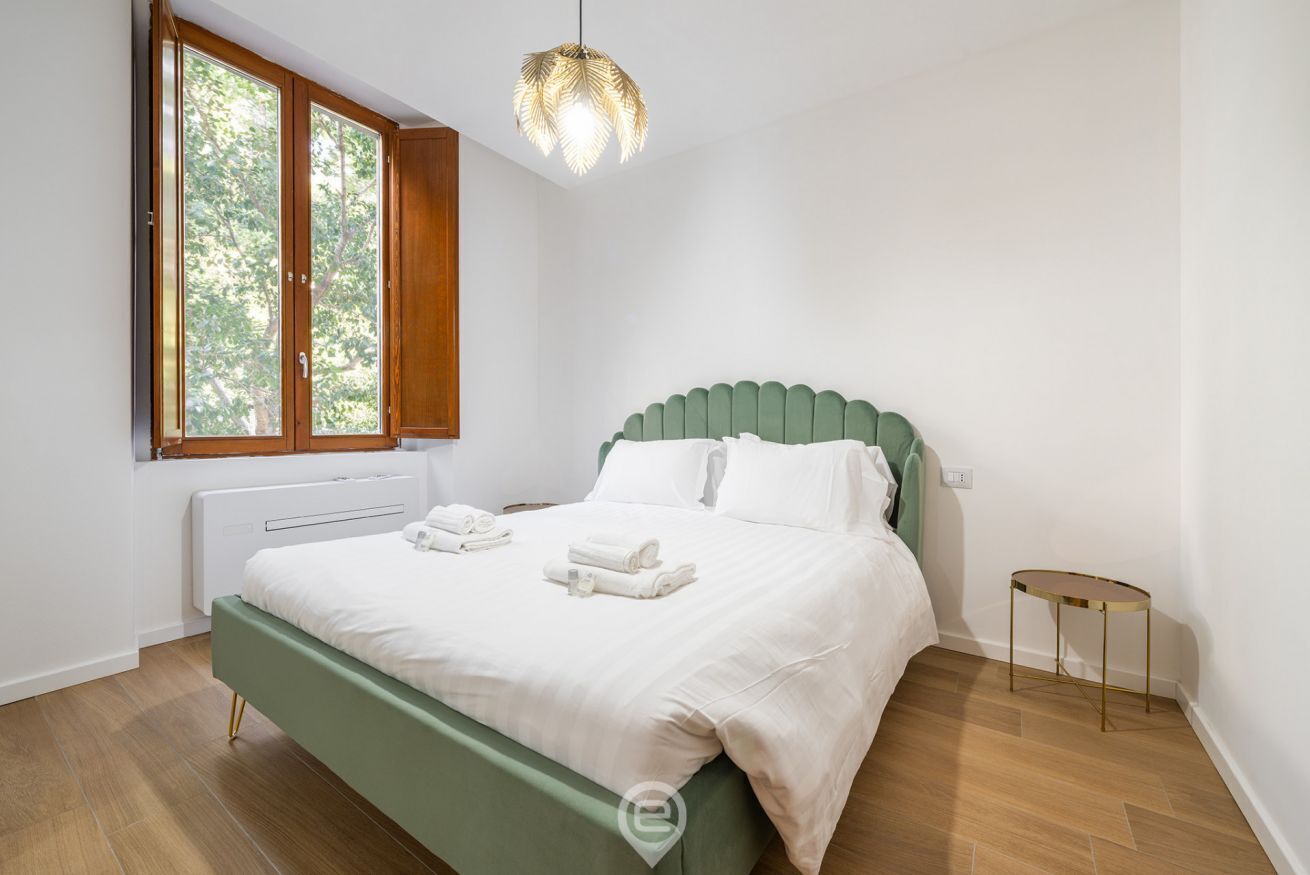 1 chambre, fer et planche à repasser