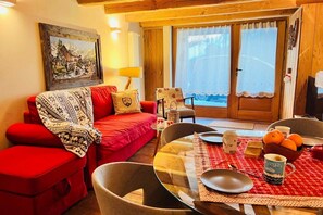 TV - GuestHost - Charming 70 sqm apartment on two levels, comfortably accommodating four people.The property is located in La Salle, in the hamlet of Cottin, surrounded by Alpine nature at the foot of Mont Blanc, an ideal location for skiers and outdoor sport (La Salle)
