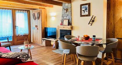 GuestHost - Charming 70 sqm apartment on two levels, comfortably accommodating four people.The property is located in La Salle, in the hamlet of Cottin, surrounded by Alpine nature at the foot of Mont Blanc, an ideal location for skiers and outdoor sport