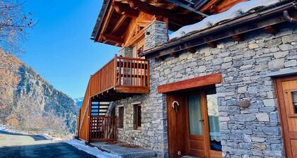 GuestHost - Charming 70 sqm apartment on two levels, comfortably accommodating four people.The property is located in La Salle, in the hamlet of Cottin, surrounded by Alpine nature at the foot of Mont Blanc, an ideal location for skiers and outdoor sport