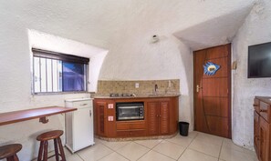 Refrigerador, microondas, parrilla de estufa y utensilios de cocina 