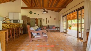 TV - Casa aconchegante em Ubatuba com Churrasqueira (Ubatuba)