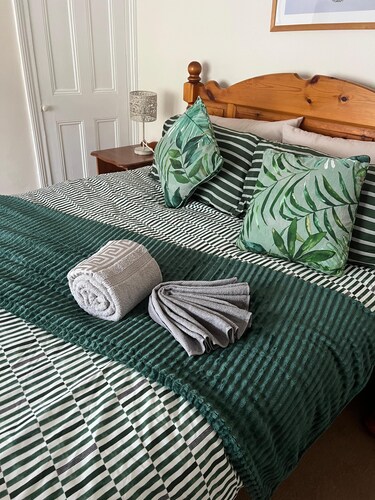 15 Minute Walk to Town | Free Parking | 3 Bedroom