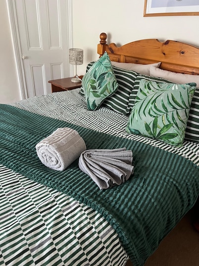 15 Minute Walk to Town | Free Parking | 3 Bedroom