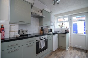 Private kitchen - Comfortable 3-Bed House • Free Parking • Close to Town (York)