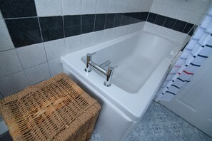 Sèche-cheveux, serviettes fournies, savon, papier toilette