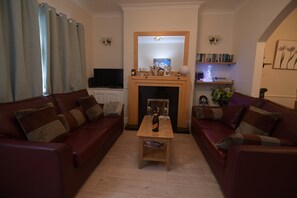 Living area - Comfortable 3-Bed House • Free Parking • Close to Town (York)