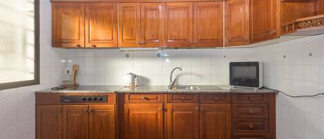 Refrigerador, microondas, cafetera y tetera y tetera eléctrica