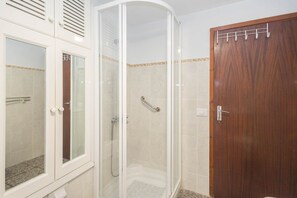 Douche, sèche-cheveux, serviettes fournies