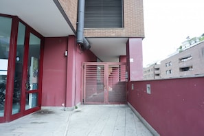 Exterior detail - GuestHost - Apartment with balcony that accommodates up to 5 people, with 2 bedrooms and 2 bathrooms, located in a recent building a stone's throw from the lively market of Poggioreale. The proximity to the motorway makes travel easy, while the connectio (Naples)