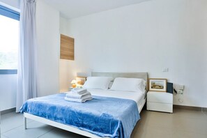 3 bedrooms, iron/ironing board - GuestHost - Apartment with balcony that accommodates up to 5 people, with 2 bedrooms and 2 bathrooms, located in a recent building a stone's throw from the lively market of Poggioreale. The proximity to the motorway makes travel easy, while the connectio (Naples)