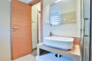 Shower, bidet, towels