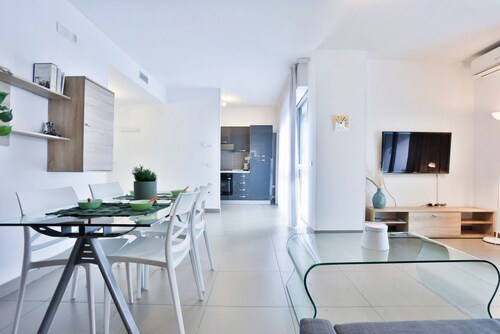 GuestHost - Apartment with balcony that accommodates up to 5 people, with 2 bedrooms and 2 bathrooms, located in a recent building a stone's throw from the lively market of Poggioreale. The proximity to the motorway makes travel easy, while the connectio
