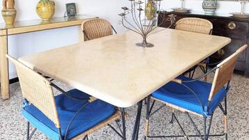 Apartment, 2 Bedrooms | Dining room