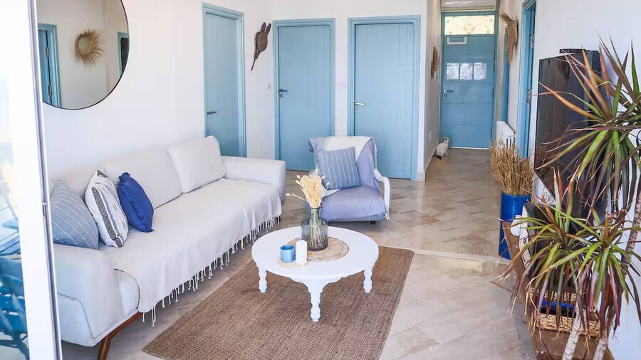 La Vague Bleue Apartment With Feet in the Water