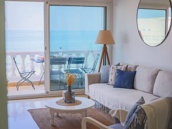 Living room - La Vague Bleue Apartment With Feet in the Water (La Marsa)