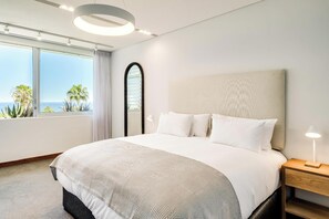 Een bureau, een strijkplank/strijkijzer, wifi, beddengoed