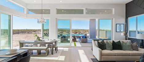 Smart-TV, peis, bordtennis og bøker